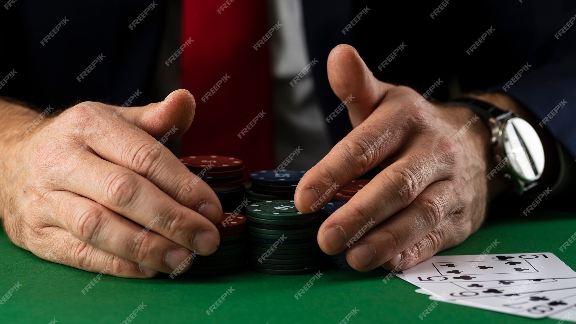 Jogo de cartas e fichas de pôquer de cassino na mesa verde. blackjack