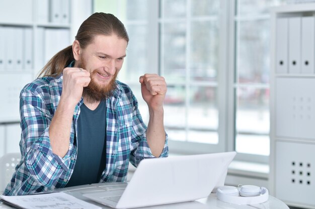 Empresário na mesa trabalhando no escritório