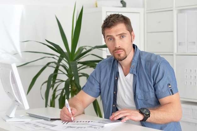 Empresário na mesa trabalhando no escritório