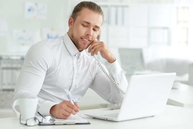 Empresário na mesa trabalhando no escritório