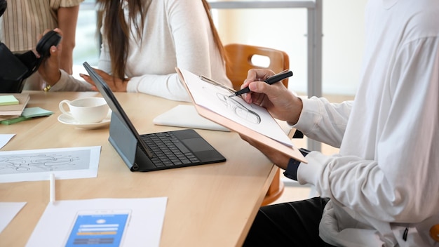 Empresário na reunião com sua equipe fazendo palestra e planejando estratégia financeira