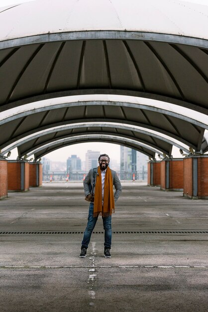 Foto empresário na rua. conceito de negócios