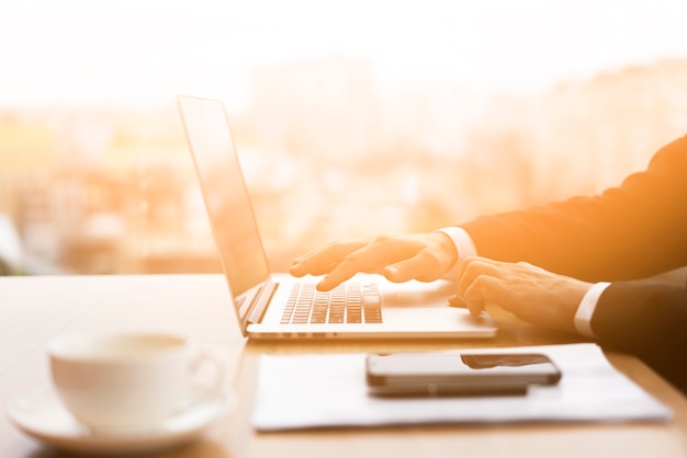 Empresário navegando em seu laptop no escritório