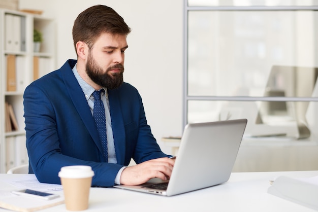 Empresario navegando por internet