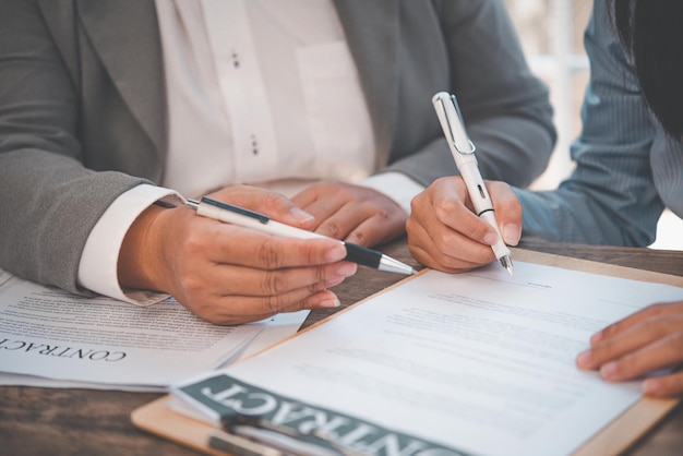 Foto el empresario está negociando, asesorando y explicando el asunto del contrato que se acordará para firmar el contrato.