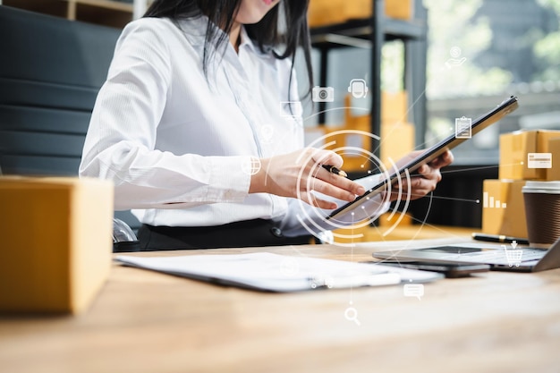 Empresario de negocios comprobar informe de crecimiento de negocios gestión de pedidos en tiendas en línea compras en Internet Venta en línea en Internet cajas de envío de pymes comercio electrónico