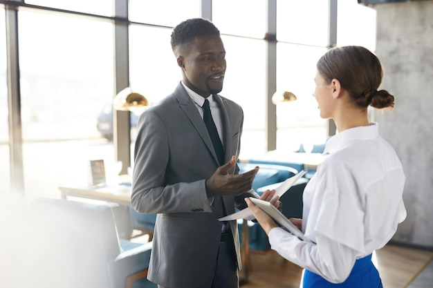 Empresario negro compartiendo planes con asistente