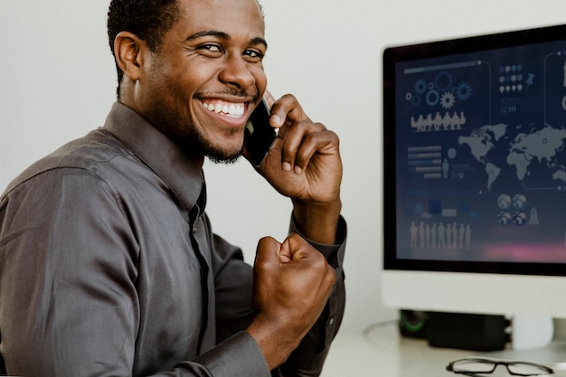 Empresário negro feliz falando ao telefone