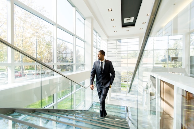 Empresário negro moderno nas escadas