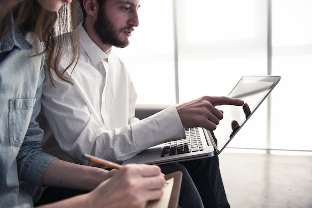 Empresário no escritório conectado na rede de internet com um computador