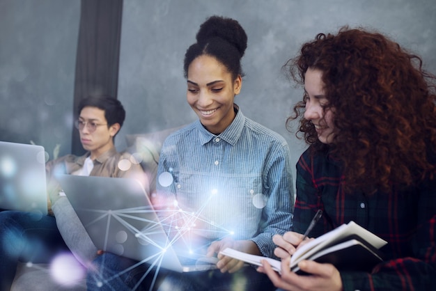 Foto empresário no escritório conectado no conceito de rede de internet da empresa de inicialização