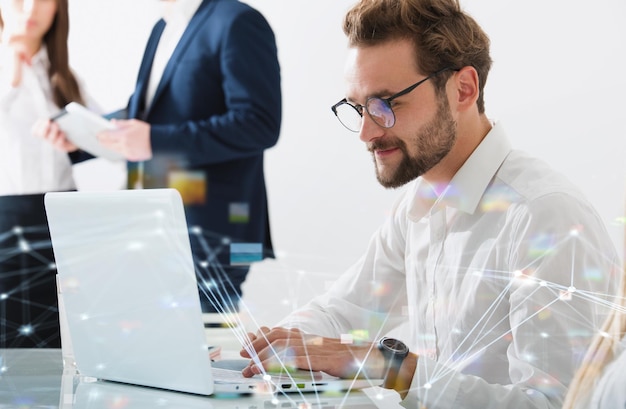 Foto empresário no escritório conectado no conceito de rede de internet da empresa de inicialização