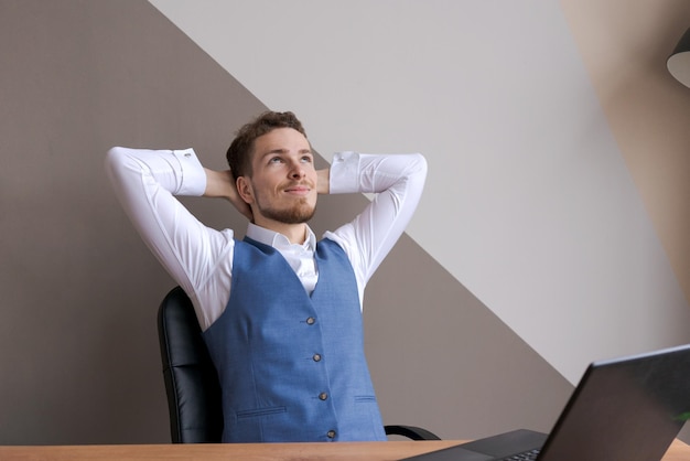 Empresário no trabalho Homem trabalhando no laptop enquanto está sentado na mesa de madeira