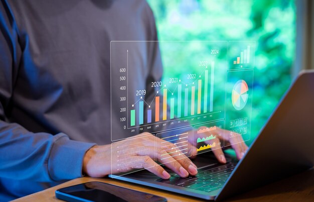 Empresario o analista que utiliza el tablero de KPI en pantalla con análisis de negocios y sistema de gestión de datos de la empresa Estrategia corporativa para el mercado financiero Concepto de gráfico de informe de datos financieros