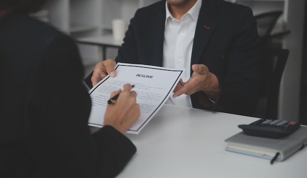 Empresario o buscador de trabajo revisa su currículum en su escritorio antes de enviarlo a buscar un nuevo trabajo con gafas de corbata y tableta digital