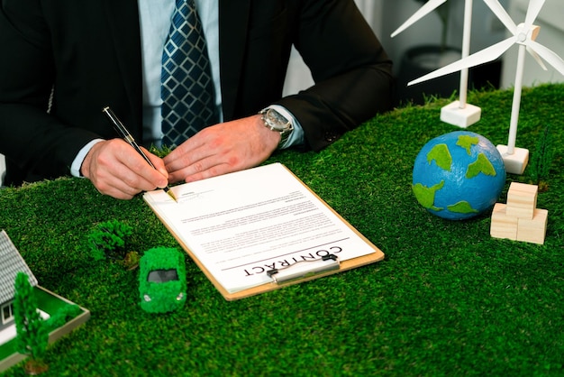 Foto empresario o director ejecutivo en el cargo firmando un acuerdo de regulación ambiental para salvar la tierra con el uso sostenible de energía y la reducción de co2 para un futuro más verde