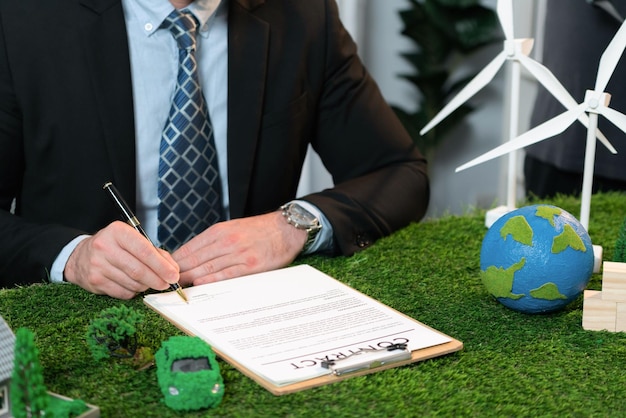Empresario o director ejecutivo en la oficina firmando la regulación ambiental Quaint.