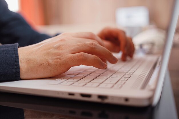 Empresario o estudiante usando laptop en casa