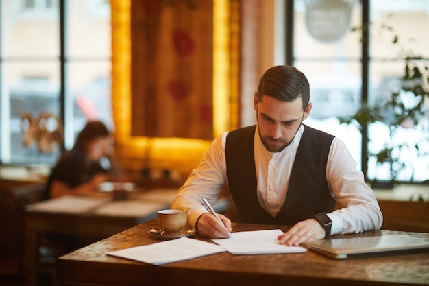 Empresario ocupado en café