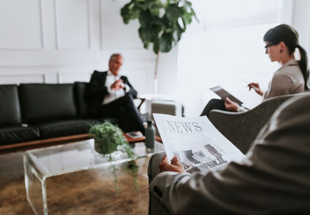 Empresário ocupado lendo um jornal no saguão