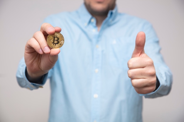 Empresário oferece bitcoin na mão