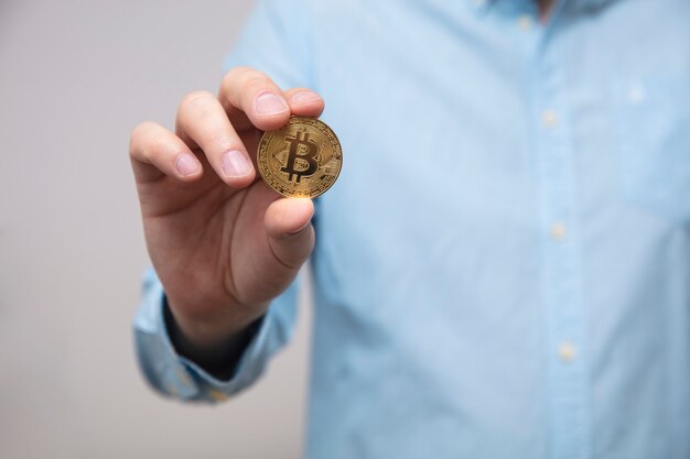 Empresario ofrece bitcoin en la mano