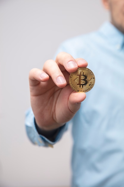 Empresario ofrece bitcoin en la mano