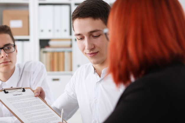 Foto empresario ofreciendo formulario de contrato