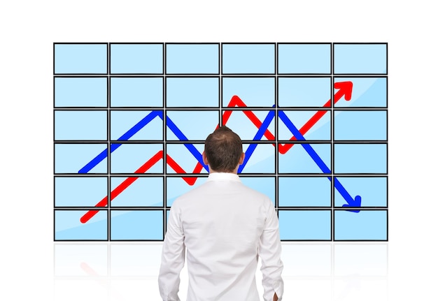 Empresário olhando no gráfico