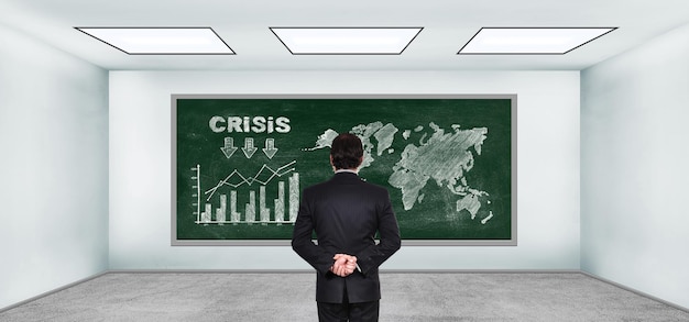 Empresário olhando para desenhar o conceito de crise