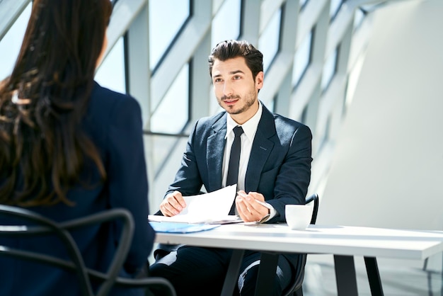 Empresário olhando para empresária no escritório moderno