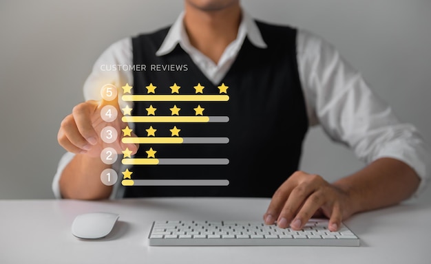 Foto el empresario otorga una calificación de 5 estrellas en la pantalla táctil virtual a la experiencia de servicio servicio al cliente y concepto de satisfacción