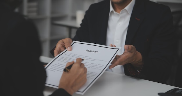 Empresário ou candidato a emprego revisa seu currículo em sua mesa antes de enviar para encontrar um novo emprego com óculos de gravata e tablet digital