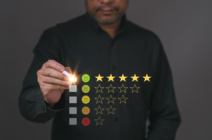 Foto empresário ou empresários estão tocando uma tela virtual no símbolo do ícone de rosto sorridente feliz para dar satisfação no serviço pesquisa de satisfação e classificação do conceito de atendimento ao cliente muito impressionados