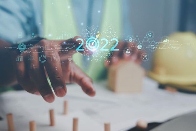 Empresário ou engenheiro do conceito de negócios de 2022 Mostre a tendência de impulsionar inovações modernas