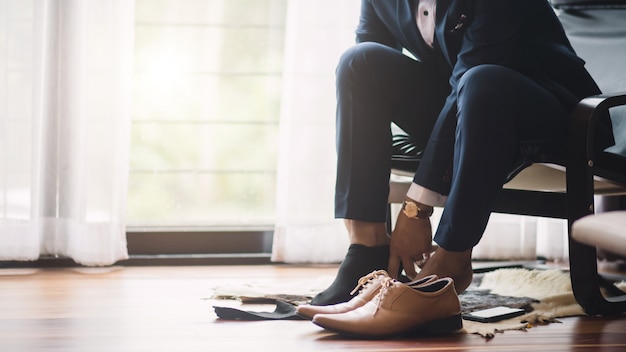 Empresário ou noivo amarrado um cadarço nos sapatos.