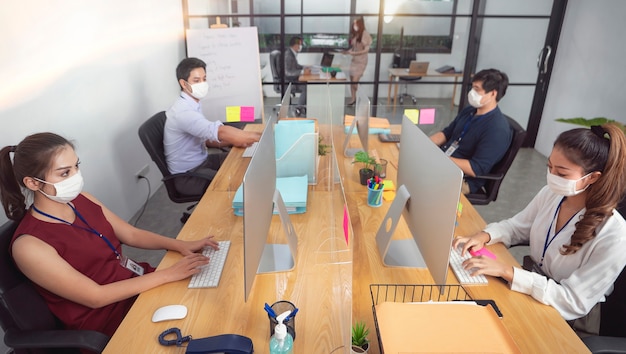Empresário ou trabalhador de escritório estão trabalhando e usam máscara para proteger Covid-19 ou doença do vírus corona, mas os negócios devem ser contínuos, conceito de saúde