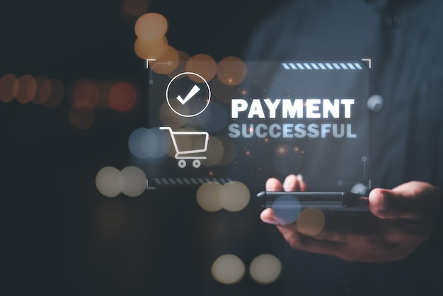 empresario de pago exitoso a través de teléfonos inteligentes con tecnología moderna wallet app banking y