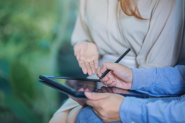 Foto empresário pegou um lápis digital para assinar contrato digital em reunião de negócios