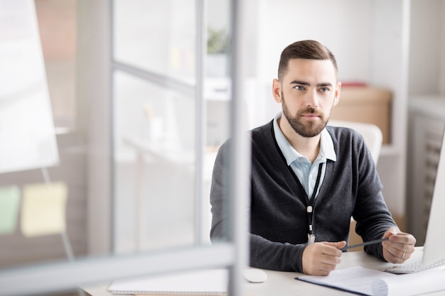 Empresário pensativo no trabalho