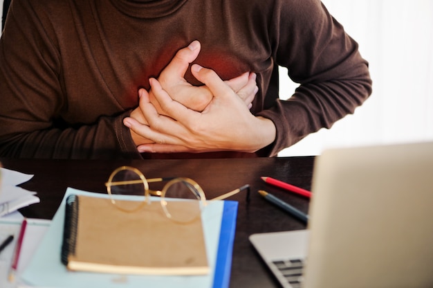 Empresario personas dolor en el pecho de un ataque al corazón. concepto de salud