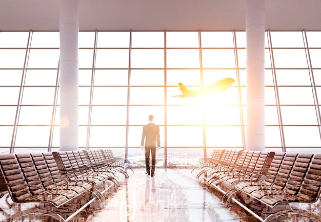 Empresario de pie en el aeropuerto