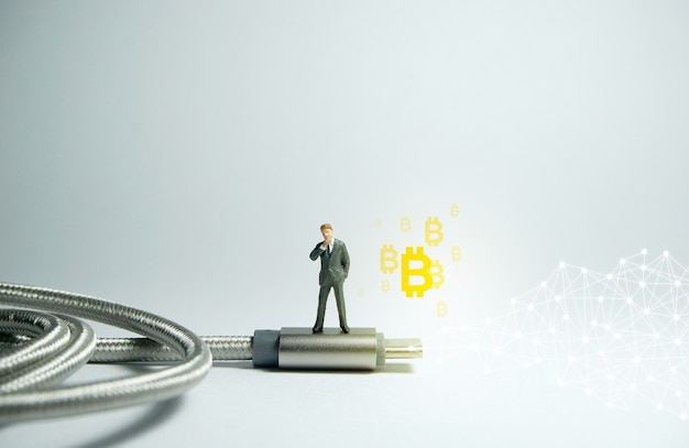 Foto empresario de pie sobre un concepto de criptomoneda de bitcoin tipo c.