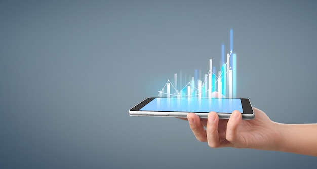 Empresario plan de crecimiento gráfico y aumentar los indicadores positivos de la tabla en su negocio, tableta en mano