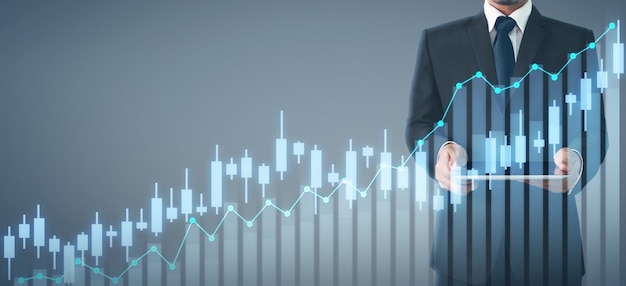 Empresario plan gráfico aumento de crecimiento de la tabla de indicadores positivos en su negocio