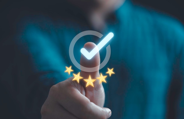 Empresário polegar para cima com sinal correto e cinco estrelas douradas para a melhor garantia de qualidade e garantia do conceito de serviço ISO do produto