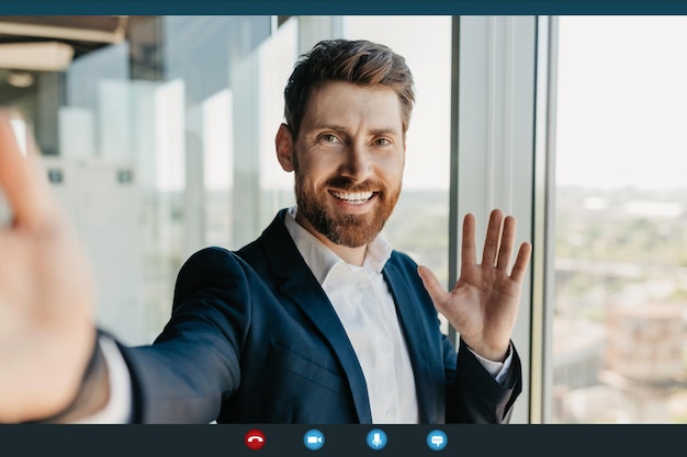 Empresario positivo haciendo videollamadas desde la oficina saludando con la mano a la cámara y sonriendo pov captura de pantalla collage creativo