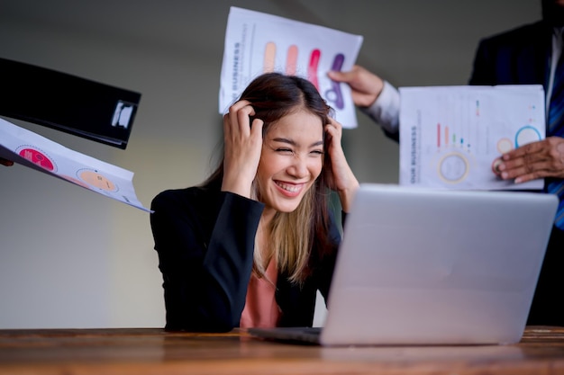 Empresário preocupado e estressado por seus amigos