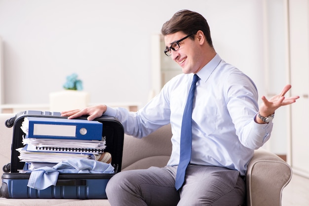 Foto empresario preparándose para el viaje de negocios