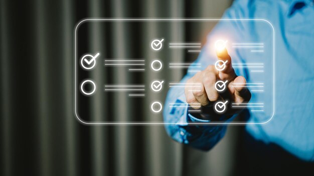 Empresario presionando un botón virtual en una interfaz de pantalla táctil Concepto de negocio y tecnología